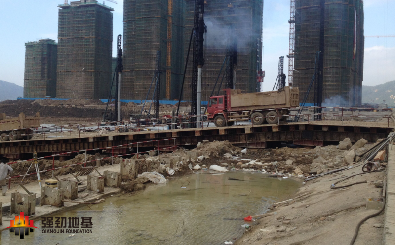 鋼棧橋上走土方車的照片