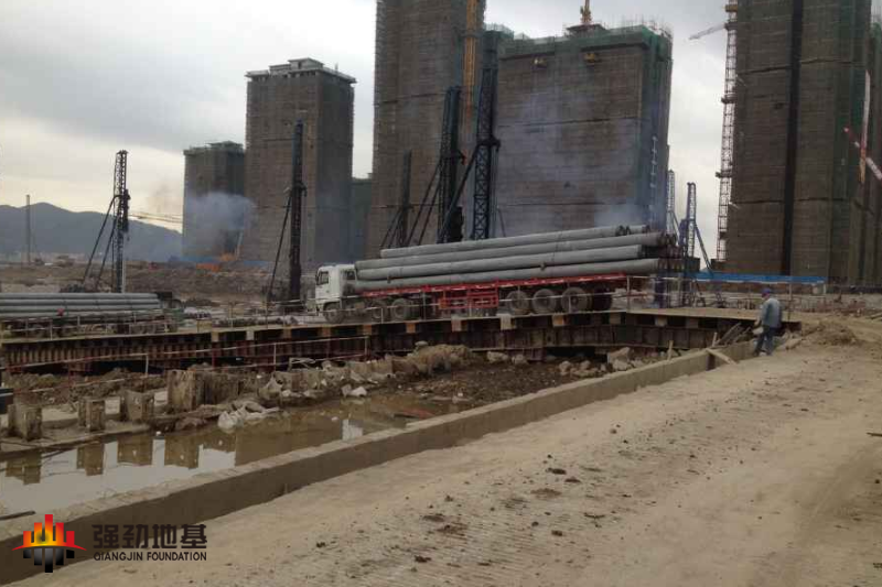 鋼棧橋上走管樁車的照片