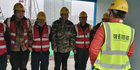 現(xiàn)場標(biāo)化：合肥宜家項(xiàng)目場地召開班前會(huì)